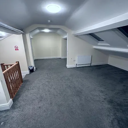 Spacious Sleeps 8 Free Off Street Parking Close To Headingly Stadium, Of Leeds Arena Leeds (West Yorkshire)