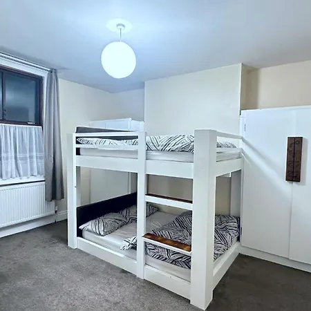 Spacious Sleeps 8 Free Off Street Parking Close To Headingly Stadium, Of Leeds Arena Holiday home