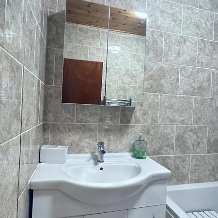 Holiday home Spacious Sleeps 8 Free Off Street Parking Close To Headingly Stadium, Of Leeds Arena *