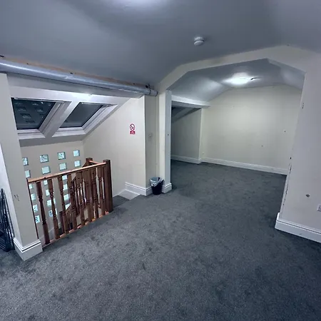 Holiday home Spacious Sleeps 8 Free Off Street Parking Close To Headingly Stadium, Of Leeds Arena