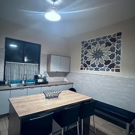 Holiday home Spacious Sleeps 8 Free Off Street Parking Close To Headingly Stadium, Of Leeds Arena *
