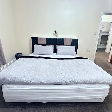 Spacious Sleeps 8 Free Off Street Parking Close To Headingly Stadium, Of Leeds Arena Holiday home *