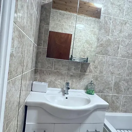 Holiday home Spacious Sleeps 8 Free Off Street Parking Close To Headingly Stadium, Of Leeds Arena